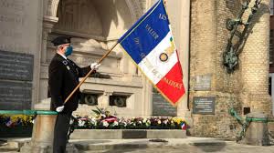 Porte drapeau avec 1 drapeau de la france en aluminium 6,25 m gris, 402618 pas cher. Dunkerque Je Suis Le Seul Porte Drapeau Present Pour Honorer Les Soldats De 14