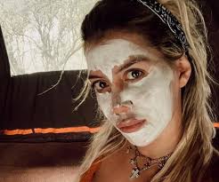 Culoarea urinei, indicator pentru diferite boli: Trebuie S O Vezi Pe Asta A Vrut Sa Ne Arate Masca De Fata Dar Privirea Fuge In Jos Poza E De Milioane