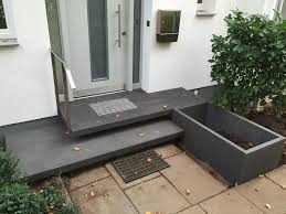 Www Design Aus Beton De Wp Content Uploads 2014 03 Eingangspodest In Sichtbeton Jpg Hauseingangstreppe Eingangstreppe Hauseingang Treppen