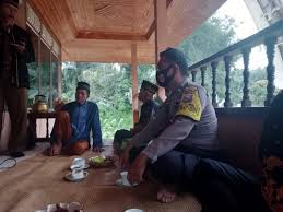 Kpd2 mereka yang mnghantar msj 'takziah', dan call aku tu, jaga lah korang. Bhabinkamtibmas Polsek Sangalla Hadiri Takziah Hari Ke 7 Meninggalnya Warga Binaan Polres Tana Toraja