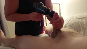 彼はマッサージガンに対して持続しようとしたので、私は彼が大きな噴水になる前に彼を端に保ちました