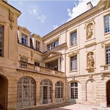 Voyage Guide A L Interieur Du Squat Etudiant De L Hotel Coulanges 1 Bis Place Des Vosges Ive L Architecture Francaise Balcon Parisien Hotel Particulier