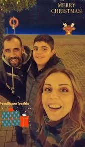 Η συνεργασία με τον νίκο μουτσινά και η εξομολόγηση για τον δύσκολο χωρισμό. Matina Nikolaoy H Xristoygenniatikh Fwtografia Me Ton Syntrofo Kai Ton Gio Ths Tempo24 News