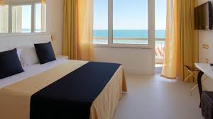 Dotato di un salone in comune, questo hotel a 3 stelle dispone di camere climatizzate con connessione wifi gratuita e bagno privato. 4 Sterne Hotel An Der Adria Kuste Auf Dem Milano Marittima Meer Miami Beach