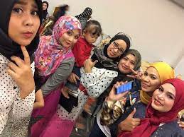 In kuala lumpur, hassan started a new life as a singer. Malam Dinner Tema Retro Emarieys