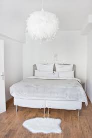 Die farbe entspannt die augen und kreiert ein. Weisses Schlafzimmer In Dusseldorf Schlafzimmer Weiss Weisses Bett Mobelideen