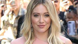 Hilary duff‏подлинная учетная запись @hilaryduff 1 апр. Disney Star Hilary Duff Tragt Jetzt Turkisfarbenen Bob