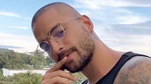 His weight is approximately 70 kg or 155 lbs. Maluma Confirms He S Single Explains Why He Doesn T Want A Relationship Yet Exclusive Access