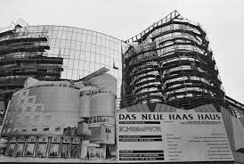 Designed by the austrian architect hans hollein, it is a building in the postmodernist style and was completed in 1990. 4 000 Entwurfe Fur Das Haas Haus Kurier At