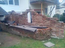 Sichtschutz Mit Hochbeet Aus Alten Backsteinen Bauanleitung Zum Selberbauen 1 2 Do Com Deine Heimwer Gartengestaltung Gartenmauern Gartengestaltung Ideen