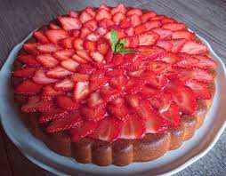 Gateau Aux Fraises A La Creme Patissiere Dans Le Moule A Garnir Tupperware Gateau Fraise Recette Tuperware Patissiere