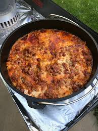 Dutch Oven Lasagna Has All The Flavor Of Your Favorite Lasagna But Is Made In Your Cast Iron Dutch O In 2020 Schmortopfgerichte Schmortopfrezepte Kochen Mit Gusspfanne