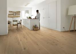 Ce parquet en bâton rompu est un classique qui apportera élégance à votre intérieur tout en conservant un aspect chaleureux et convivial grâce au naturel du bois. Parquet Massif Chene Campagne 20 X 180 Mm Brut Auxerre