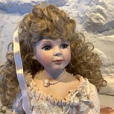 Rara bambola in porcellana bisquit Kingstate Dollcrafter, squisita fattura,  posizione seduta unica per scaffale o sedia, 18", edizione limitata