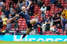 Như để chắc chắn với dự đoán của mình, willow thậm chí đã tiến tới và nhai lá cờ của scotland thành nhiều mảnh. Alpdlbw6p1mkjm