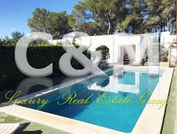 Se vende magnífico chalet en cas mut, ubicación privilegiada, con inmejorables vistas de 360º al mar, montañas, ibiza, las salinas y formentera, a 5 minutos de ibiza centro, construido en 2004 y reformado en 2014, 1500 m2 de parcela, 300m2 construidos repartid. Mil Anuncios Com Alquiler Casa De Campo En Ibiza Eivissa