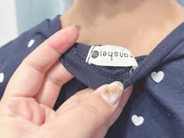 服のタグがチクチクする時は？ 目からうろこな『裏技』に「これは画期的」「早速買いに行く」 – grape [グレイプ]