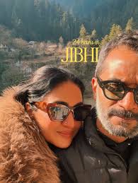 Vibes so warm that you won't leave. 🫂☺️ Book your stay with us @memooners_  DM for details! . . . . . #memooners #jibhi #tirthanvalley #hostelsofindia  #hostelsofjibhi