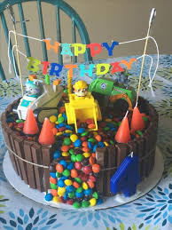 La predominanza dei colori primari per la copertura e le decorazioni (bianco, giallo, rosso e blu) la presenza dello scudo emblema della squadra paw patrol nelle decorazioni l'aggiunta di decorazioni a forma di osso e orme di zampine 80 Paw Patrol Cakes In Der Pasta Di Zucchero Pdz Cakes Pasta Patrol Zucchero Paw Patrol Birthday Cake Paw Patrol Cake Paw Patrol Cake Diy
