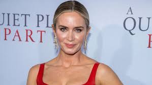 Blunt was born on february 23, 1983, in roehampton, south west london, england, the second of four children in the family of joanna mackie, a. Emily Blunt Se Aleja Del Ucm No Se Si El Cine De Superheroes Sea Para Mi