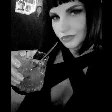 Abbiamo dei poteri incredibili ma non crediamo in loro, la pelle d'oca è  uno scudo antiproiettili contro un mondo popolato da insensibili, è la  nostra bussola del campo emotivo, la pelle d'oca