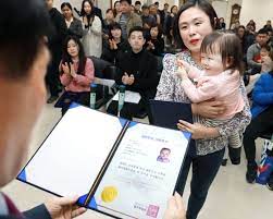 '국적법'에 따른 국적 취득 요건을 갖춘 사람. ì‹ ê³ ë§Œí•˜ë©´ í•œêµ­ì¸ ä¸­ì— ë‚˜ë¼ íŒŒëƒ êµ­ì ë²• ë•Œë¦° ë°˜ì¤'ì •ì„œ ì¤'ì•™ì¼ë³´