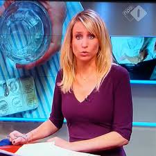 Zij bespreekt met haar gast wat hem of haar rust en inspiratie geeft en welke muziek hoort bij de zondag. Dionne Stax Beroemdheden Foto Haar