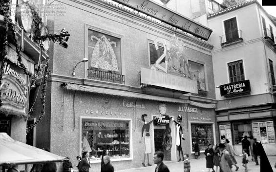 2º Aniversario de Establecimientos Álvarez en Calle Compañía en diciembre  de 1959. El Palacio de Villalón es actualmente la sede del Museo Carmen  Thyssen, tras la restauración que eliminó el horrible gresite