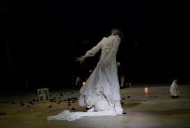 Während dieser zeit verriegelt sie das haus und schottet so ihre fünf töchter von der. Bernarda Albas Haus Katrin Gerheuser