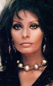 Sugnu sempri alla finestra e viru genti ca furria pà strada / genti bed. Unico A Finestra Carmen In 2020 Sophia Loren Images Actresses With Black Hair Sofia Loren