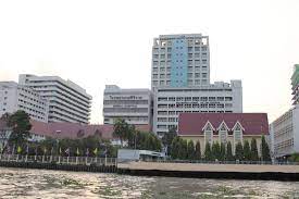 กว่า 133 ปีที่โรงพยาบาลแห่งแรกของประเทศไทยได้เปิดให้บริการ มาวันนี้ในแต่ละปีมีผู้ที่มารับบริการการรักษาจำนวนมากและเพิ่มขึ้นทุกปี โดย. à¹‚à¸£à¸‡à¸žà¸¢à¸²à¸šà¸²à¸¥à¸¨ à¸£ à¸£à¸²à¸Š Siriraja Hospital Mapio Net
