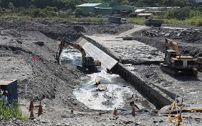 屏東縣政府今年進行二峰圳修復工程 打開河床下的集水堰體 一窺日治時期伏流水取水技術 攝影 李育琴 waterscape