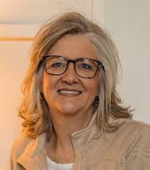 Elaine Sias's Instagram, Twitter & Facebook