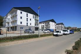 Diese wohnung hat einen gemeinschaftspool und einen garten zum entspannen und genießen. Die Ersten Bewohner Ziehen Ein Wochenendspiegel
