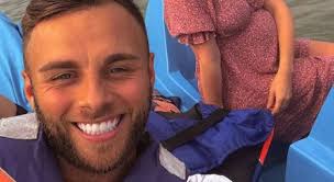 Chris z "Hotelu Paradise" został ojcem! Pokazał zdjęcia z ukochaną i  dzieckiem. Znamy płeć i imię [FOTO]