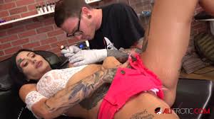 Beautiful babe Janey Doe se fait tatouer ses gros seins