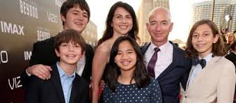 30 лет назад он основал сайт amazon, который продавал тогда. Dzheff Bezos I Makkenzi Bezos Razvodyatsya Podrobnosti