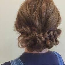 パパッとできて崩れない流行りの三つ編みお団子がアラサー女性に
