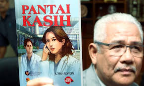 Berdasarkan sebuah novel yang anda pelajari, huraikan dua latar masyarakat yang terdapat dalam novel tersebut. Doktor Dalam Pantai Kasih Langgar Sumpah Hippokrates