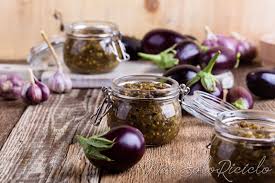 Poiché si tratta di una verdura tipicamente estiva, in molti si chiedono come traghettare il gusto di questo ingrediente anche in inverno, senza ricorrere così. Crema Di Melanzane In Vasetto Una Bonta Da Conservare A Lungo