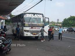 #sewabus medium & big bus #jogja #solo #bali rent hiace, mercy sprinter, innova reborn ☎ (0271) 780425 wa. Digasak Bus Patas Surabaya Jogja Bumel Solo Jogja Tiarap