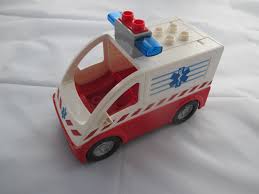 Pomôžte rýchlo previesť chorých pacientov sanitkou na kliniku. Lego Duplo Ambulance S Majakem