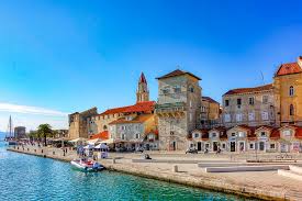 Vom historischen stadtkern, der auf einer insel liegt, führt eine steinbrücke im norden der insel zum auf der südöstlichen seite der altstadt ist trogir mit der insel čiovo durch eine klappbrücke. Trogir Altstadt Stadt Kostenloses Foto Auf Pixabay