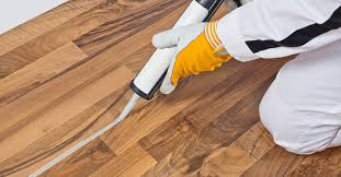 إصلاح الأرضيات الخشبية 49 صورة كيفية سد الفجوة بين الألواح في الشقة وكيفية القضاء على الصرير بيديك في منزل خاص أو خروتشوف