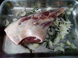 Mettre au four et laisser cuire pendant une trentaine de minutes. Recette Du Gigot D Agneau Au Four Mes Meilleures Recettes Faciles