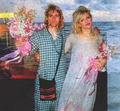 Rare Vintage Photos Of Kurt Cobain Courtney Love On Their Wedding Day In Hawaii Courtney Love Kurt And Courtney Kurt Cobain