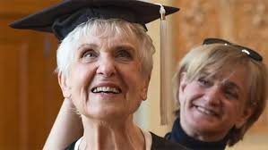 Una mujer de 90 años consigue graduarse en la Universidad de Northern  Illinois