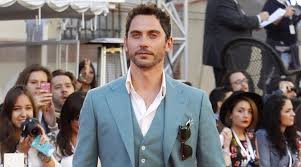 La casa de las flores, el especial de tv youtu.be/g7z74brgykk. Paco Leon Tras La Polemica Por La Casa De Las Flores Hoy Por Hoy No Volveria A Aceptar Un Papel De Mujer Trans Ecartelera