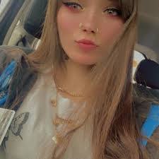 Kelly Deatherage's Instagram, Twitter & Facebook