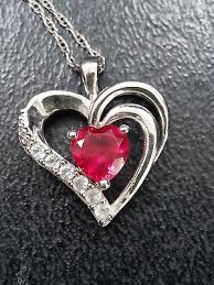 Gros plan sur un collier en argent